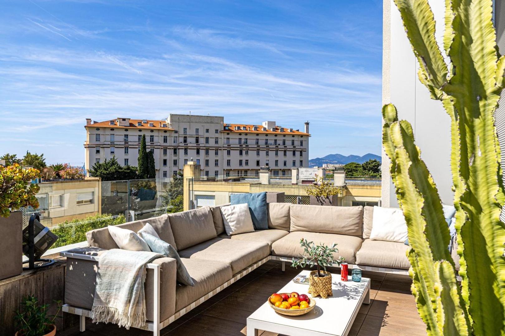Le Boreal Penthouse Avec Terrasse Et Vue Panoramique Spectaculaire Sur La Ville Appartement Cannes